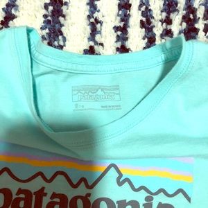Girls Patagonia logo long sleeve T-shirt.